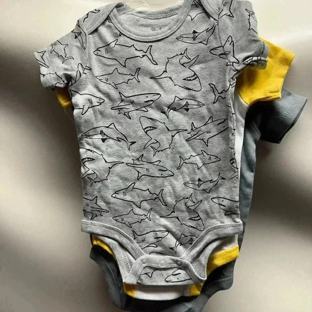 Carters brand new 3‎ pack onesies